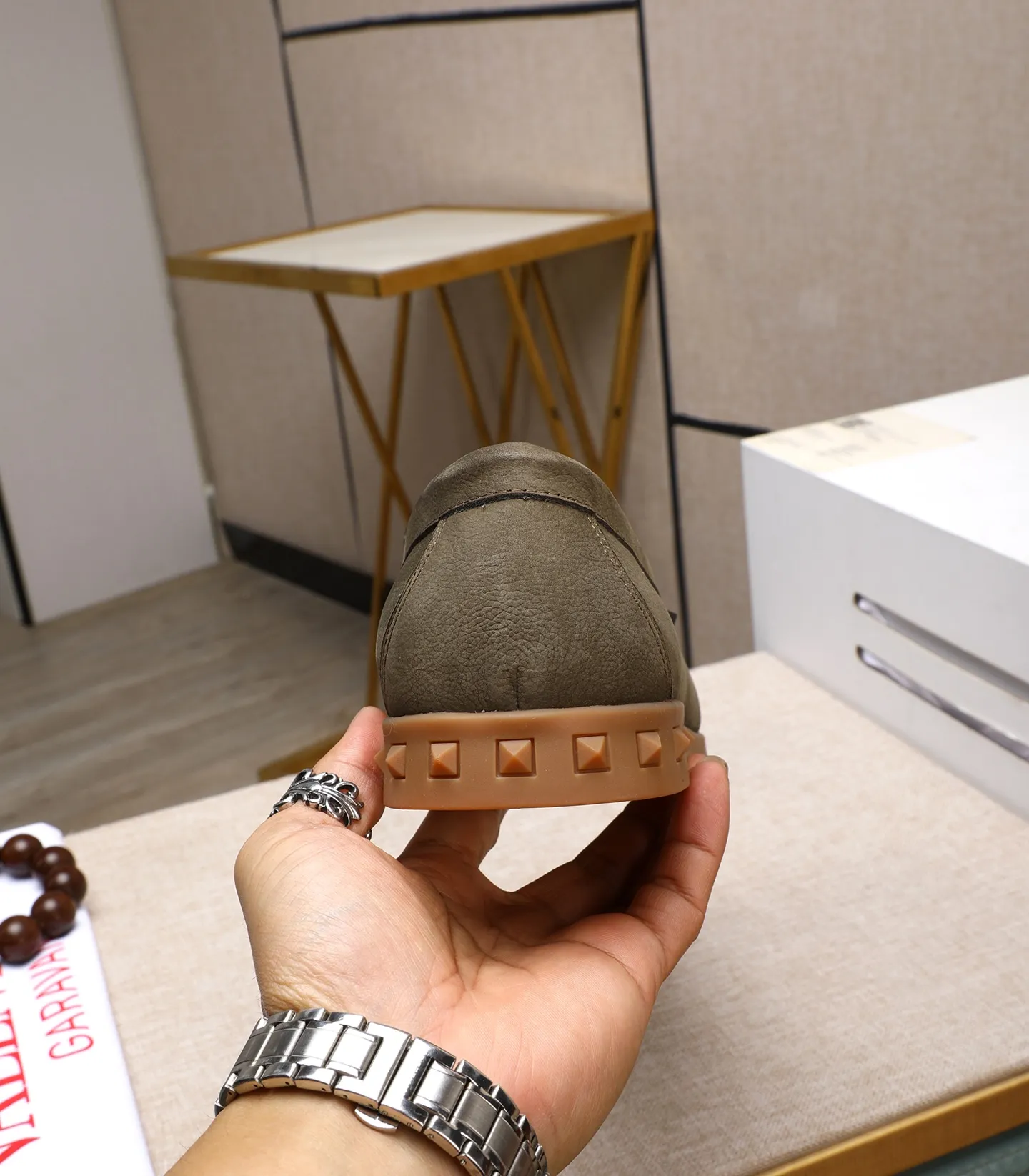 Men's shoes 💰520 [Valentino-Valentino] High-quality boutique men's shoes. The same style as the celebrities, original and authentic.✅ Made of imported cowhide + original apricot cowhide lining. The French luxury model is priced at 14,080 Swiss francs. It is also a Paris Fashion Week catwalk model. A brand can be deeply rooted in your heart, and a pair of shoes can make you linger. What you wear is not only noble, but also an aura. 👻Standard 38-45